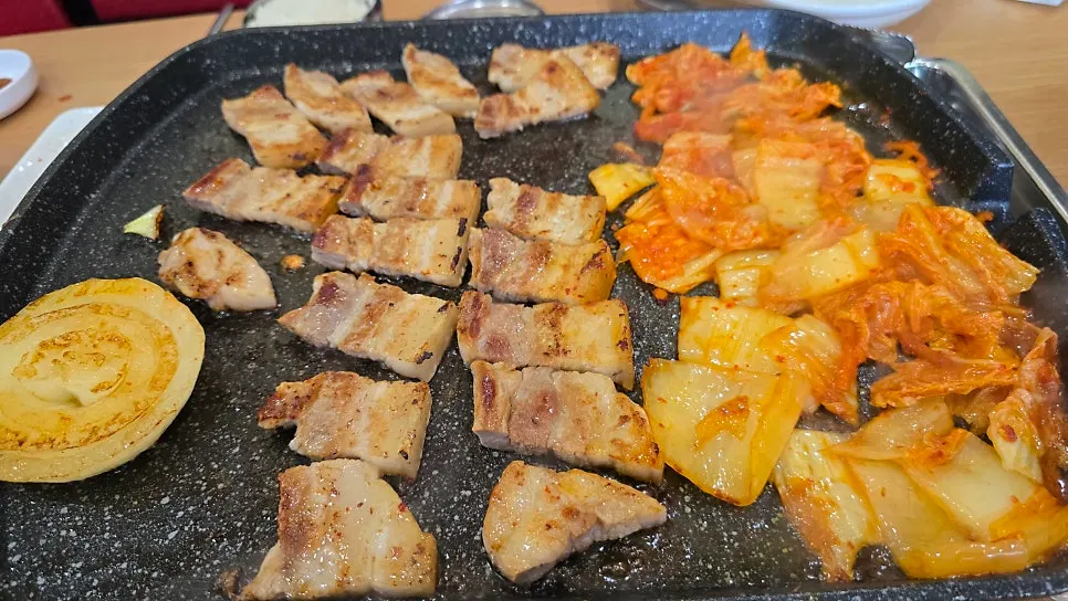 다 익은 오겹살이 놓인 불판