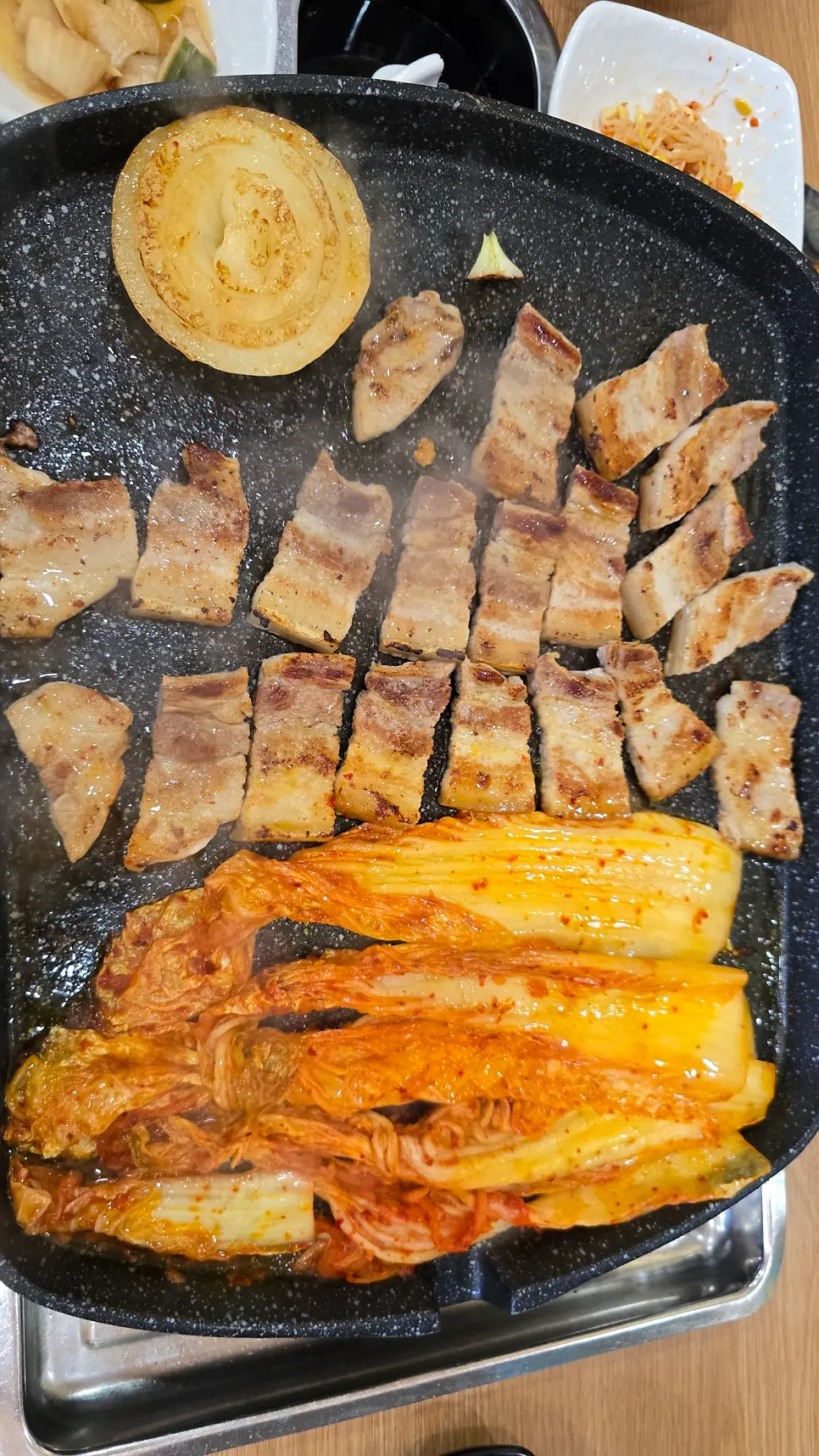 적당한 두께의 오겹살 한 점