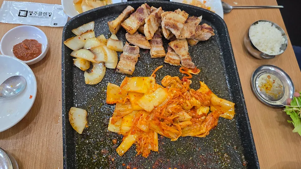 불판 한쪽에 올린 김치