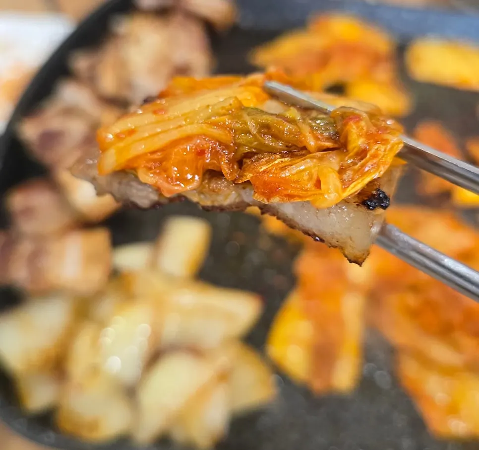 고기 기름에 노릇하게 구워진 김치