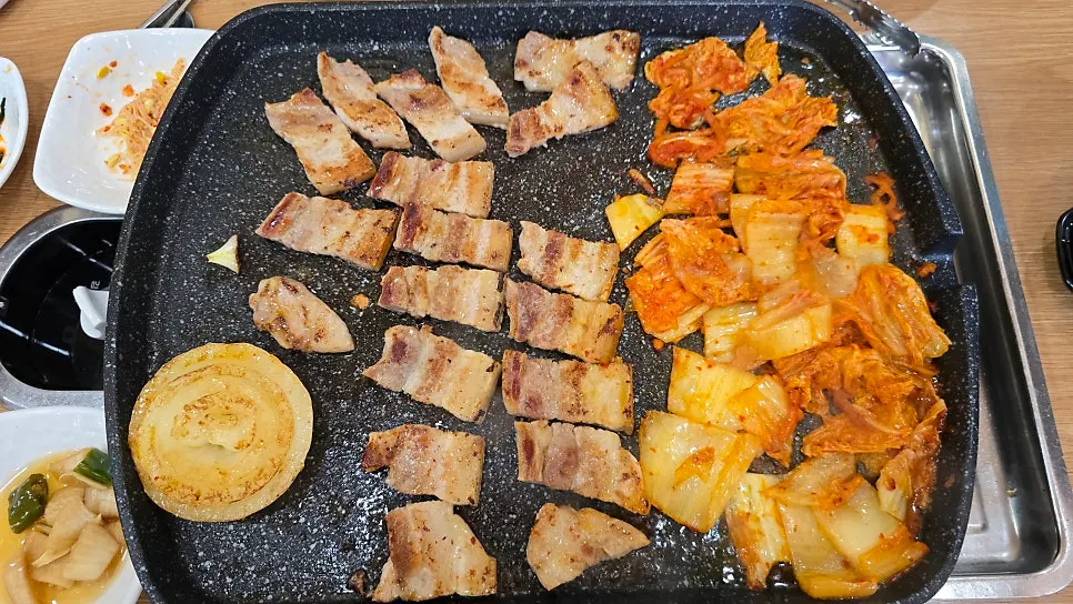 구운 김치에 오겹살을 올린 모습