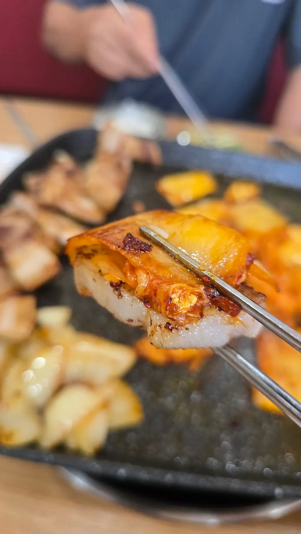 오겹살과 구운 김치 마무리 한 점