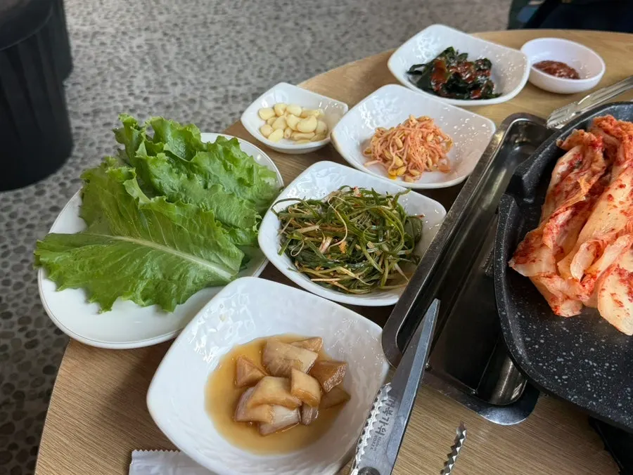 Table set for a two-serving order of fresh ogyeopsal
