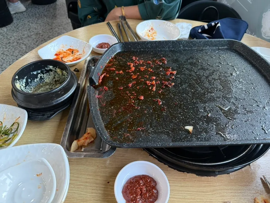 Table after finishing the meal at Auseong Gaeseong Sonmandu