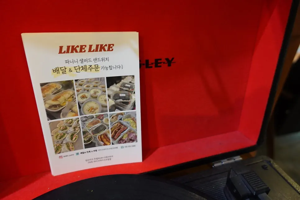 세 가지 종류의 쿠키가 놓인 진열대