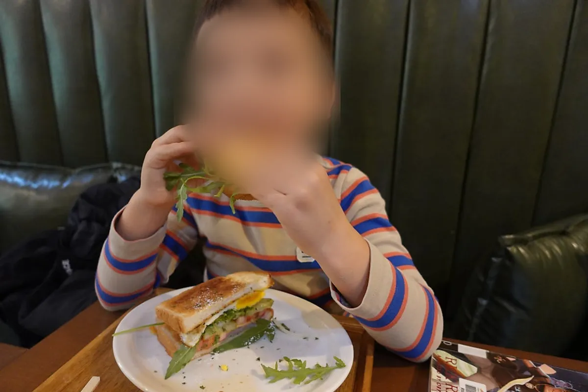 루꼴라와 토마토가 들어간 클럽 샌드위치 단면