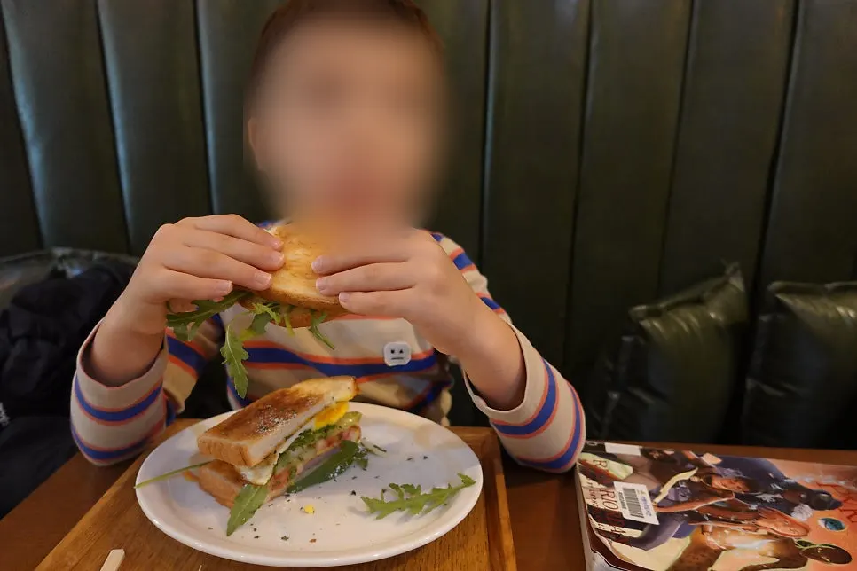 클럽 샌드위치를 먹는 아이