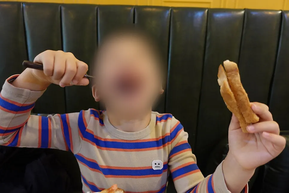 부드러운 오믈렛 접시