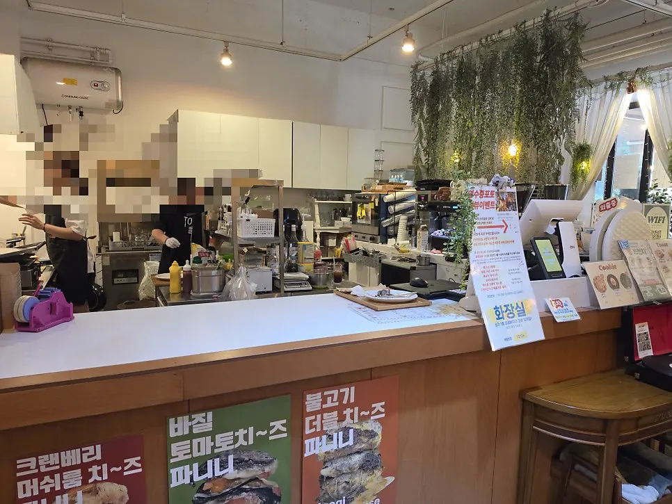 직원 두 명이 운영하는 오픈 주방