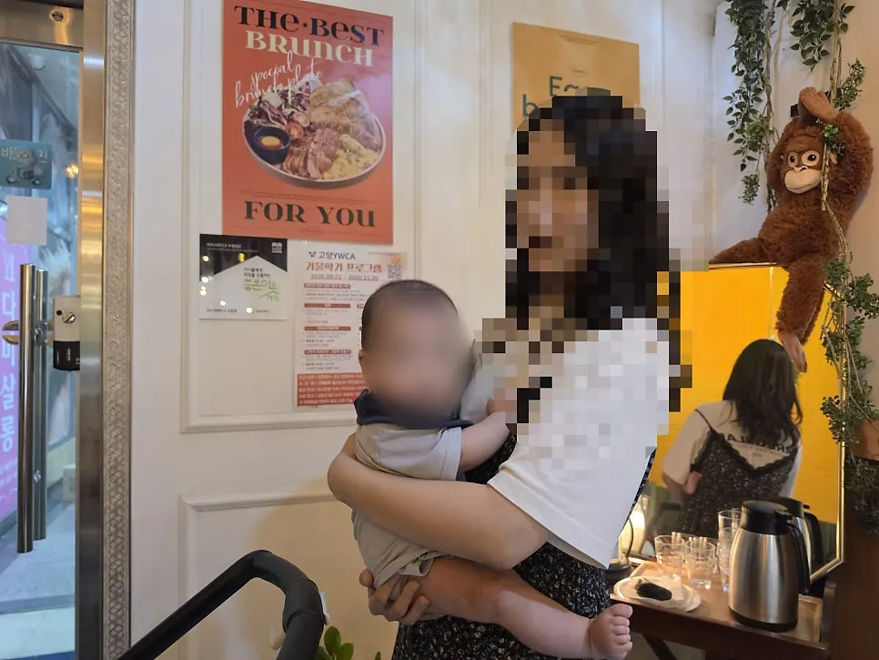 브런치 테이블에 함께 앉은 둘째 아이