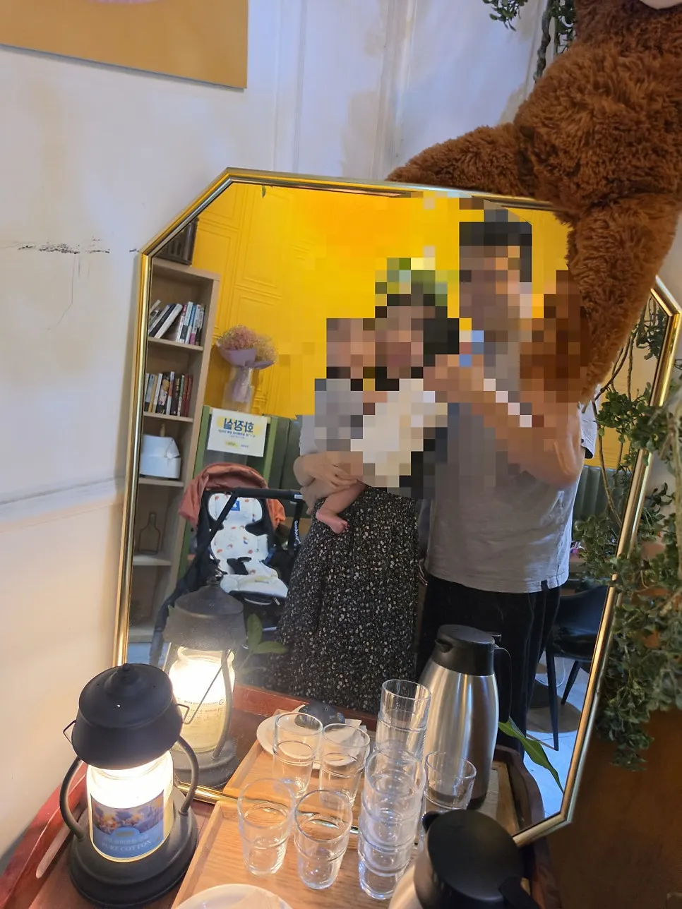 심술난 표정의 아이 세로 사진