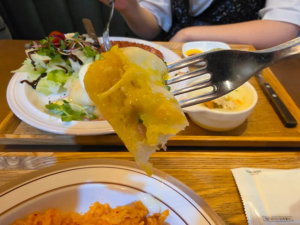 치아바타에 올린 에그베네딕트 접시