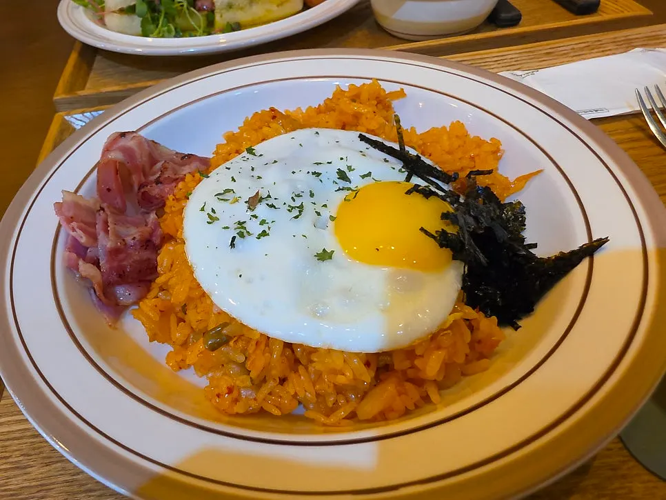 김치베이컨필라프 한 접시