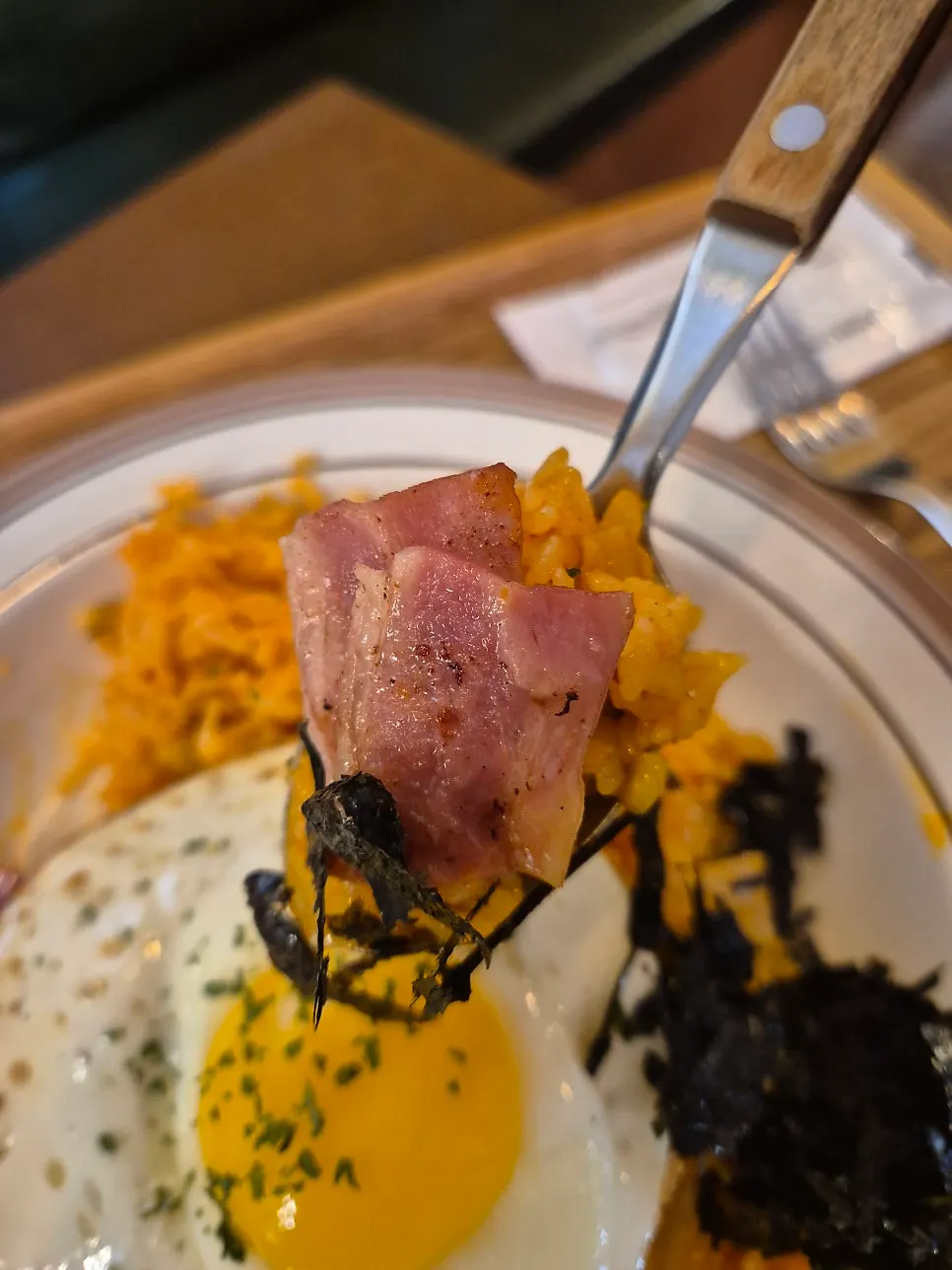 김치베이컨필라프 토핑 클로즈업