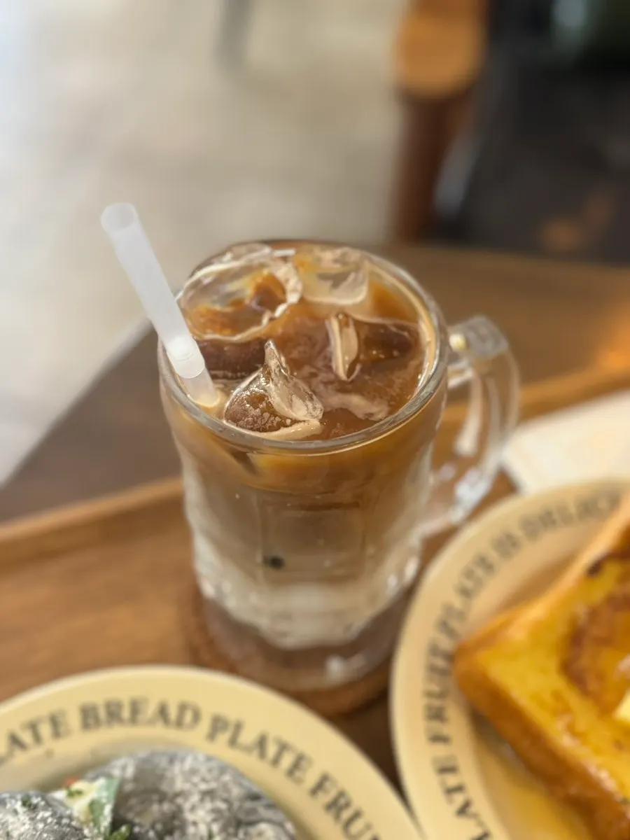 A glass of iced latte