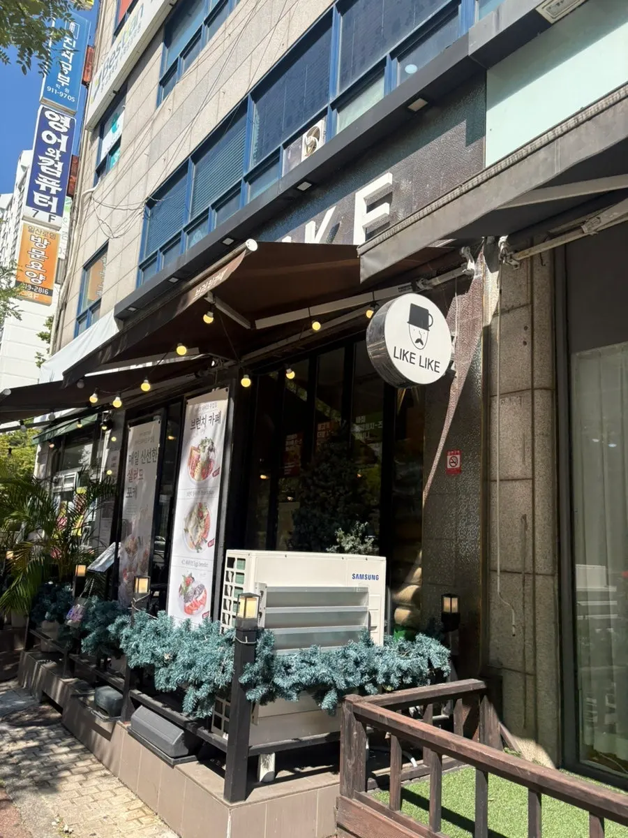 Interior of Like Like Juyeop Branch café