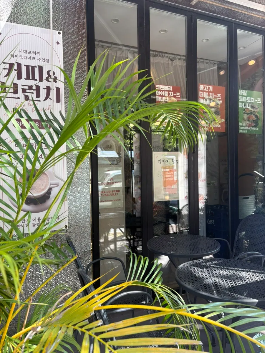 Café seating available for use with a pet