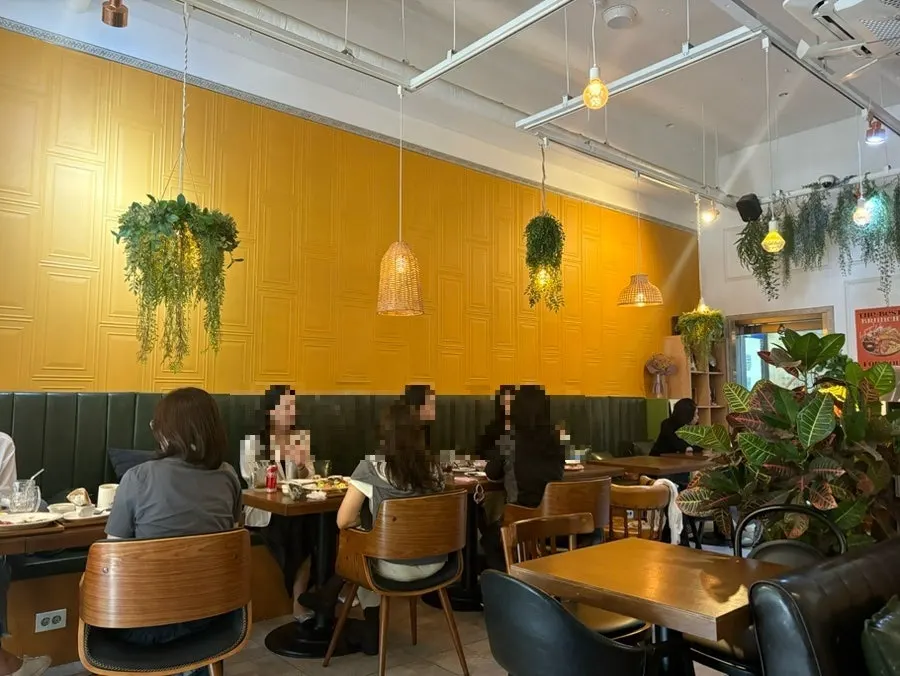 Outdoor tables at Like Like Juyeop Branch