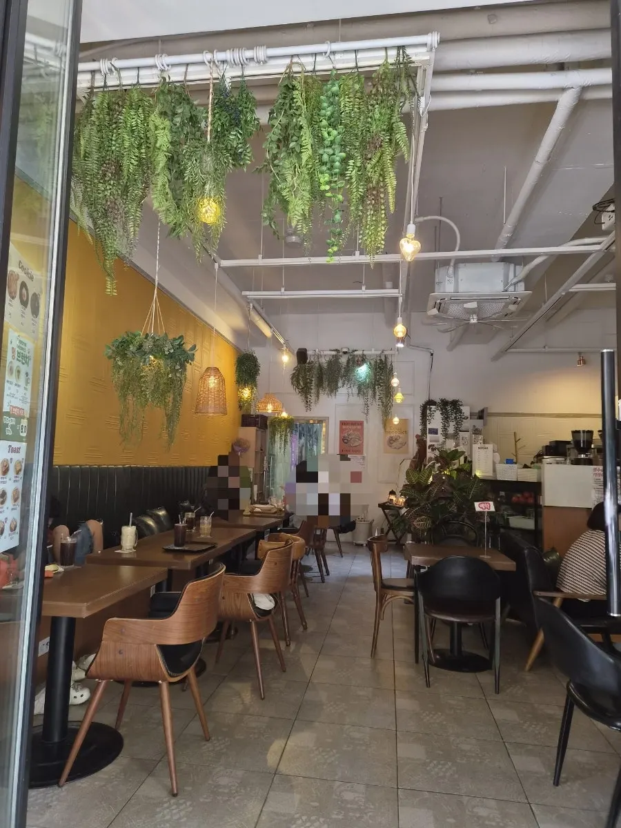 Interior del local con las puertas plegables abiertas
