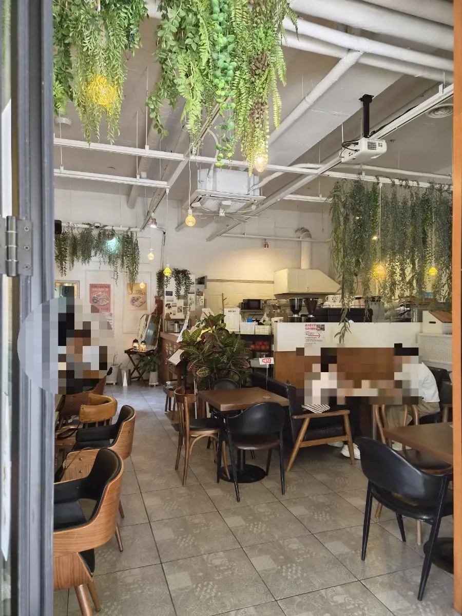 Asientos interiores con plantas y luces