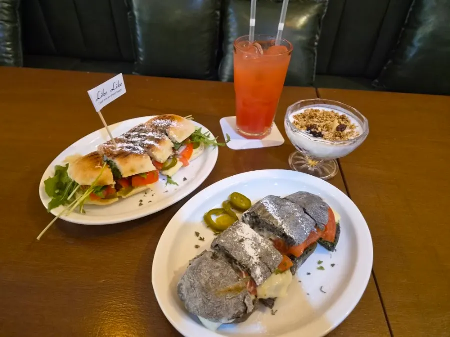 Mesa con el panini solo y el set servidos