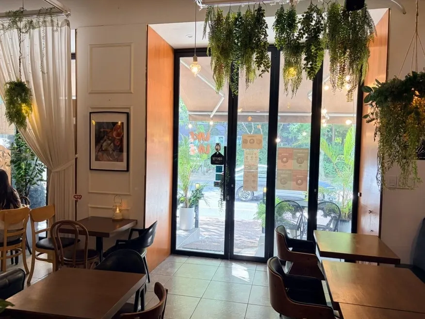 Spacious café tables
