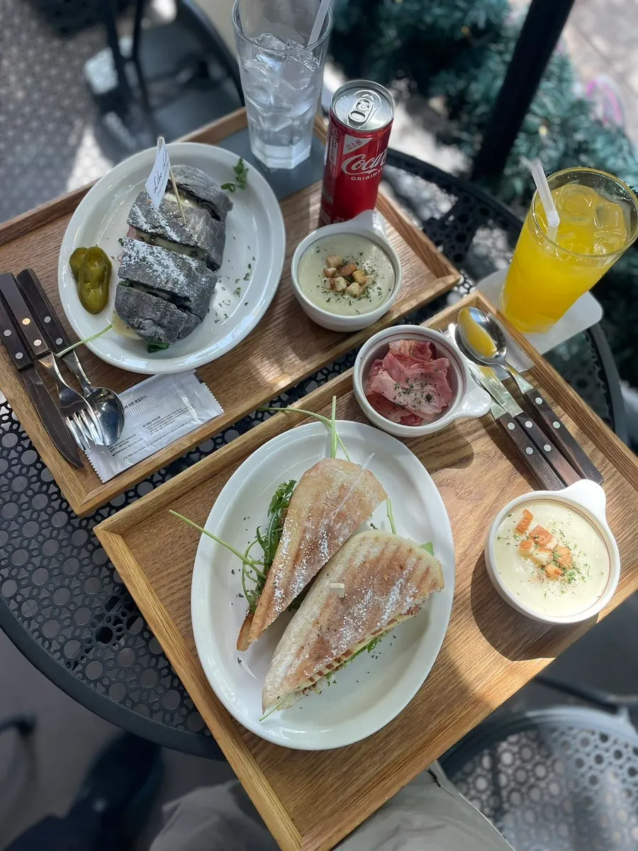 자연광 아래 브런치 세트 테이블