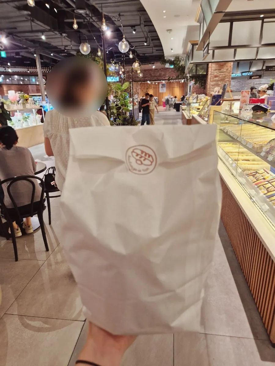 블랑제리 탄에서 포장해 온 소금빵과 빵 봉투