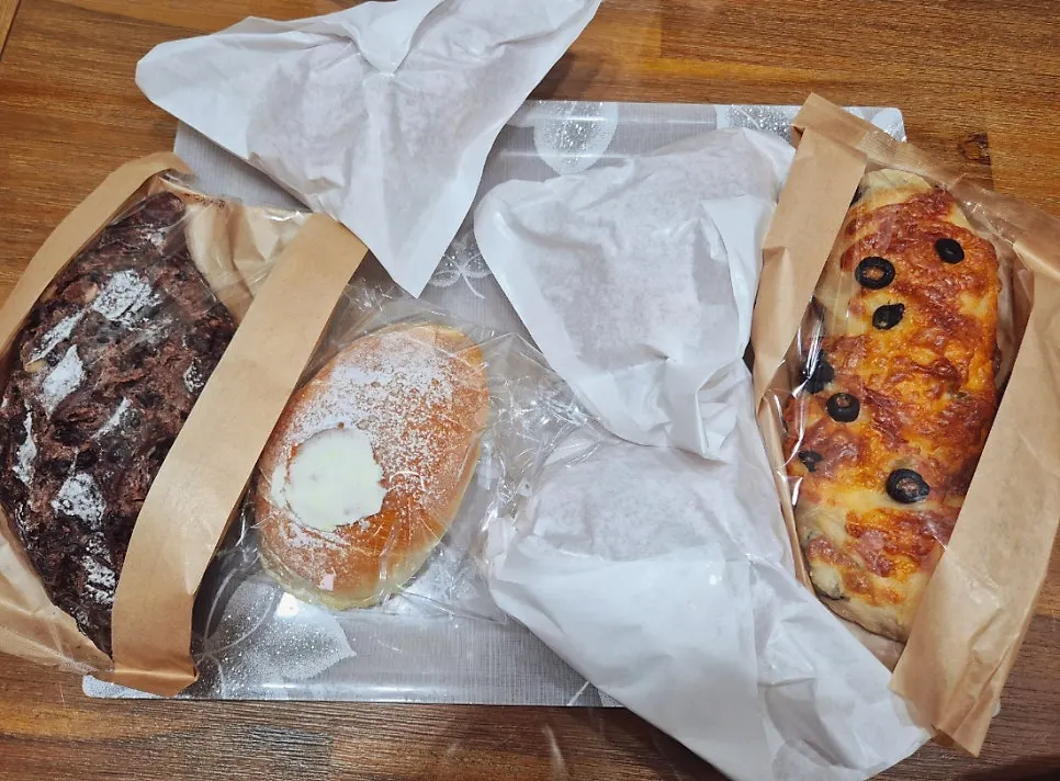 종이포장 소금빵과 비닐포장 치아바타, 초코바게트