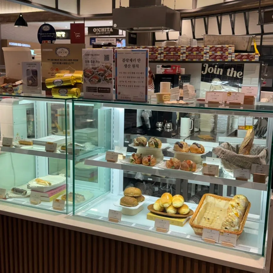 百貨店の食品館にあるブランジェリー・タンの外観