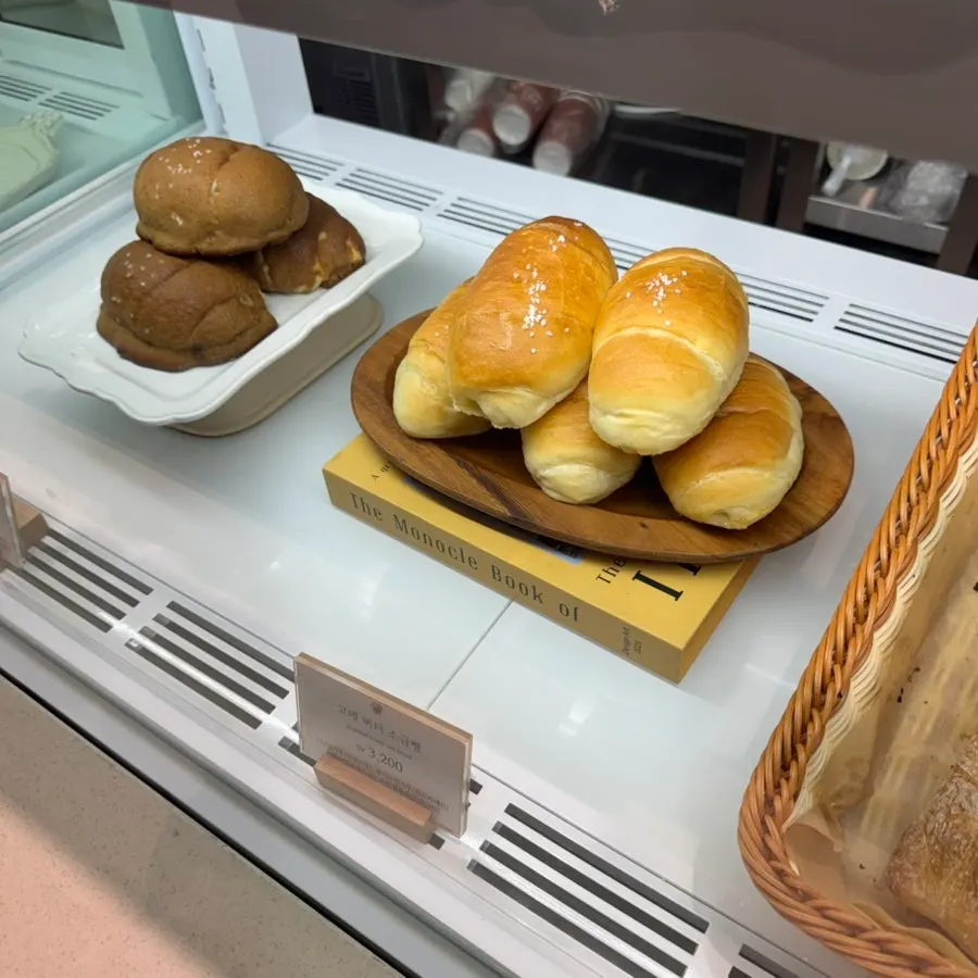 並んだバゲットとチャバタの数々