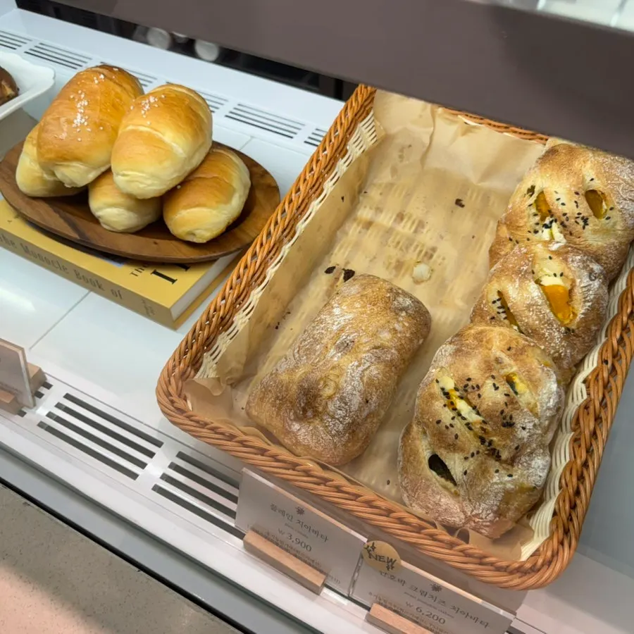 塩パンとカンパーニュが置かれた棚