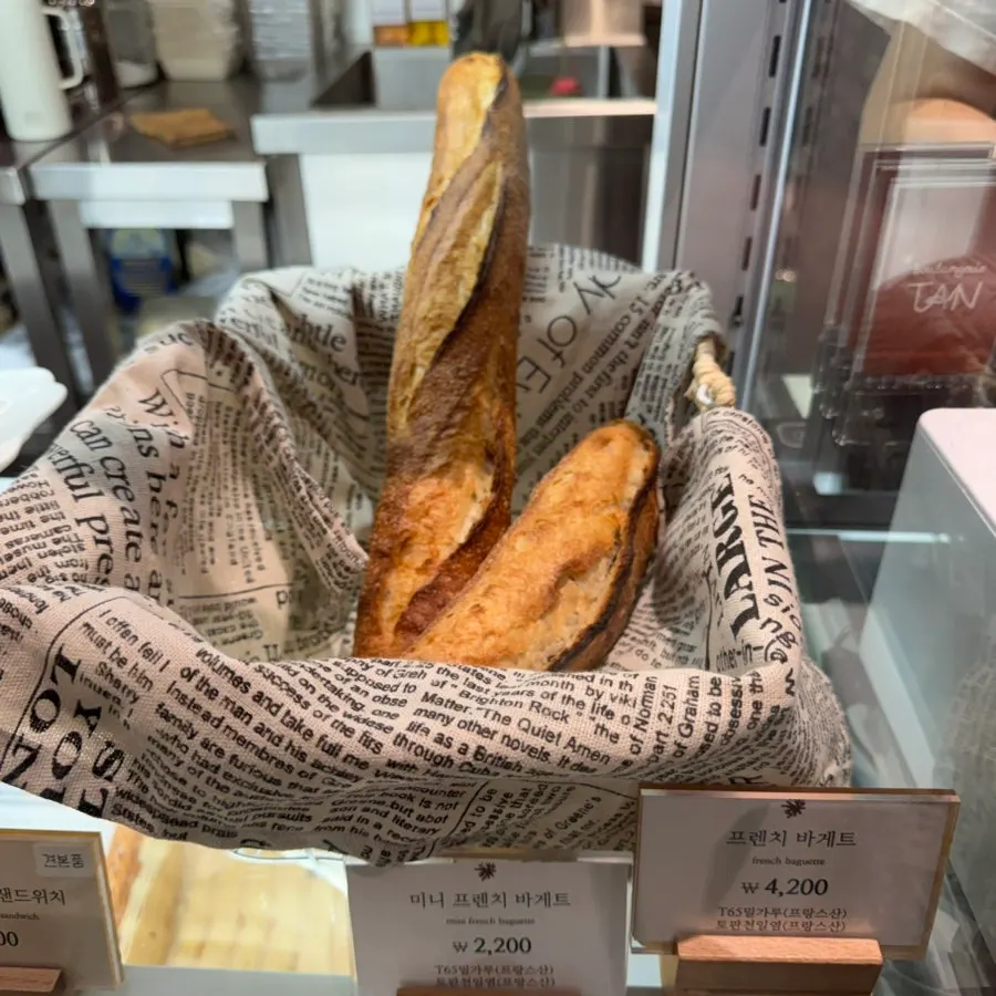 お客さんが途切れないブランジェリー・タンの店内