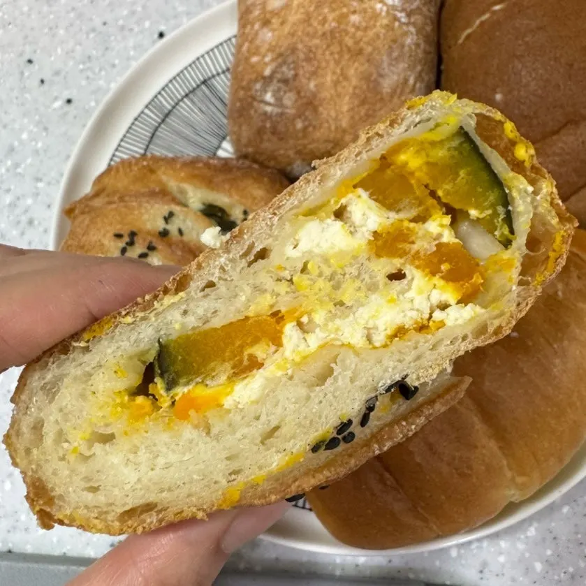かぼちゃとクリームチーズ入りのカンパーニュ
