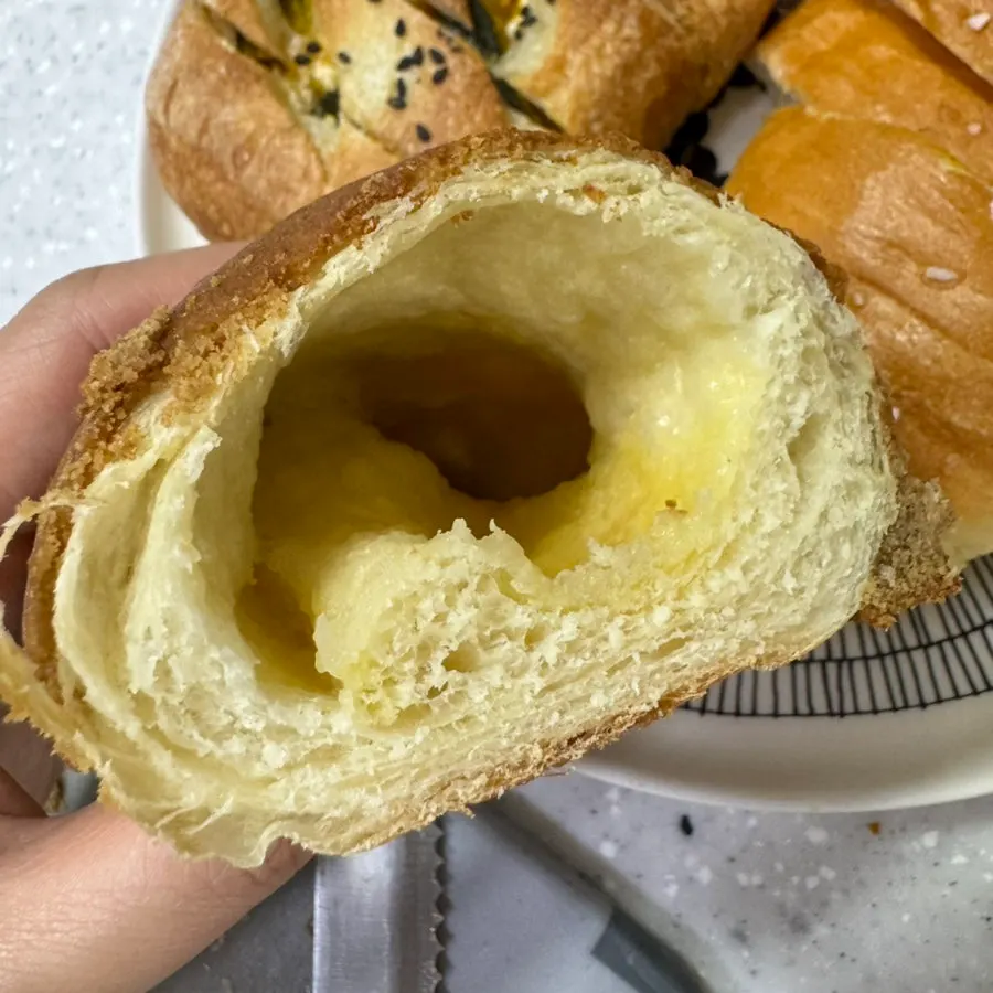 バタートンネルが見えるモカ塩パンの断面