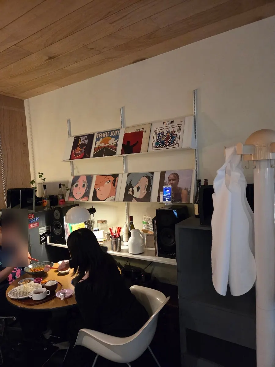 중앙 긴 테이블과 오픈식 키친