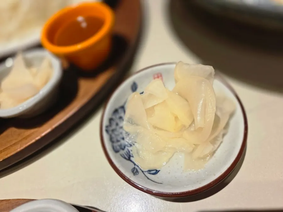 선반에 장식된 소금 통