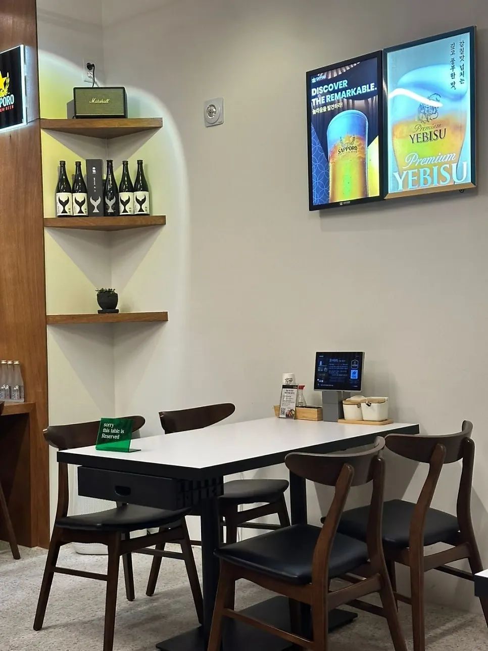 Tablet ordering and prepayment screen on the table