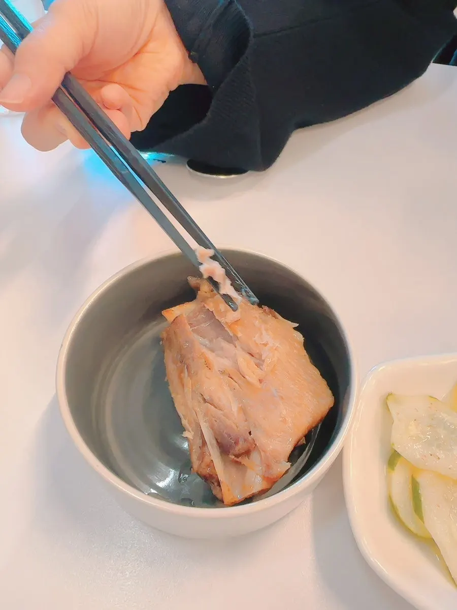 기본 찬과 장국이 놓인 2인 테이블