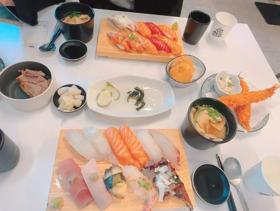 나무 도마에 올려진 VIP 초밥 세트
