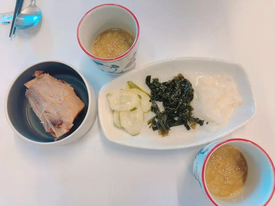 입가심용 채소 절임 한 접시