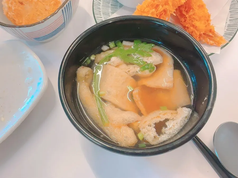통큰 새우튀김과 따뜻한 우동이 놓인 상차림