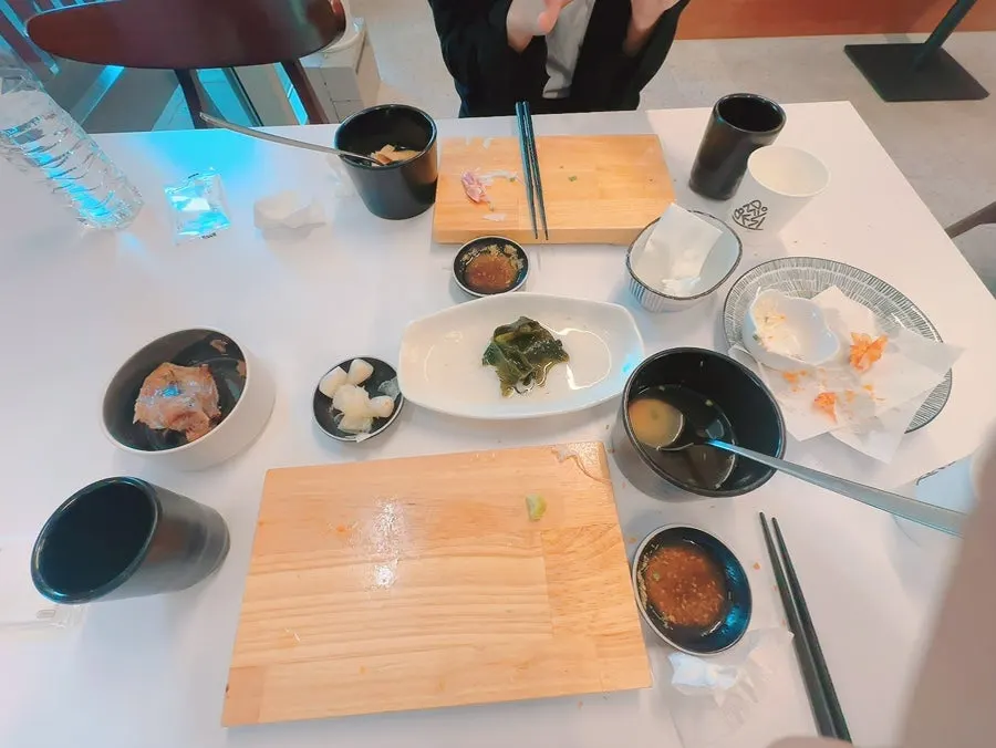 남김없이 비운 초밥 도마와 그릇들