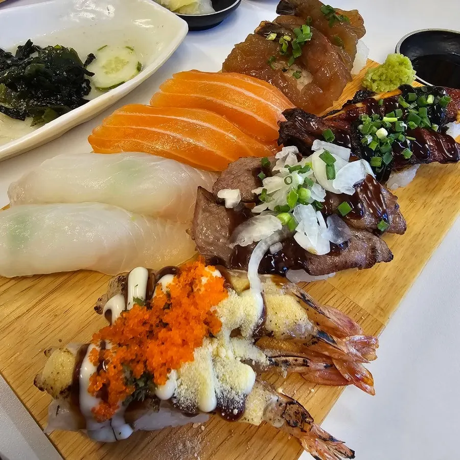 A plate of the popular 6-type assorted sushi