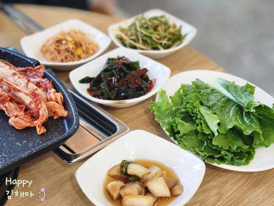 삼겹살 2인분과 함께 차려진 상차림