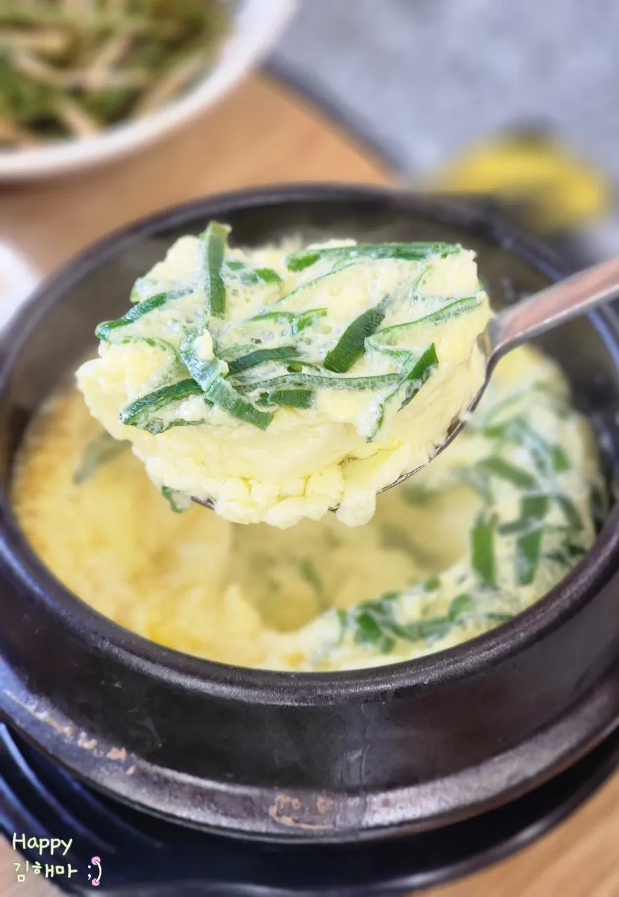 쌈채소와 밑반찬을 위에서 담은 모습