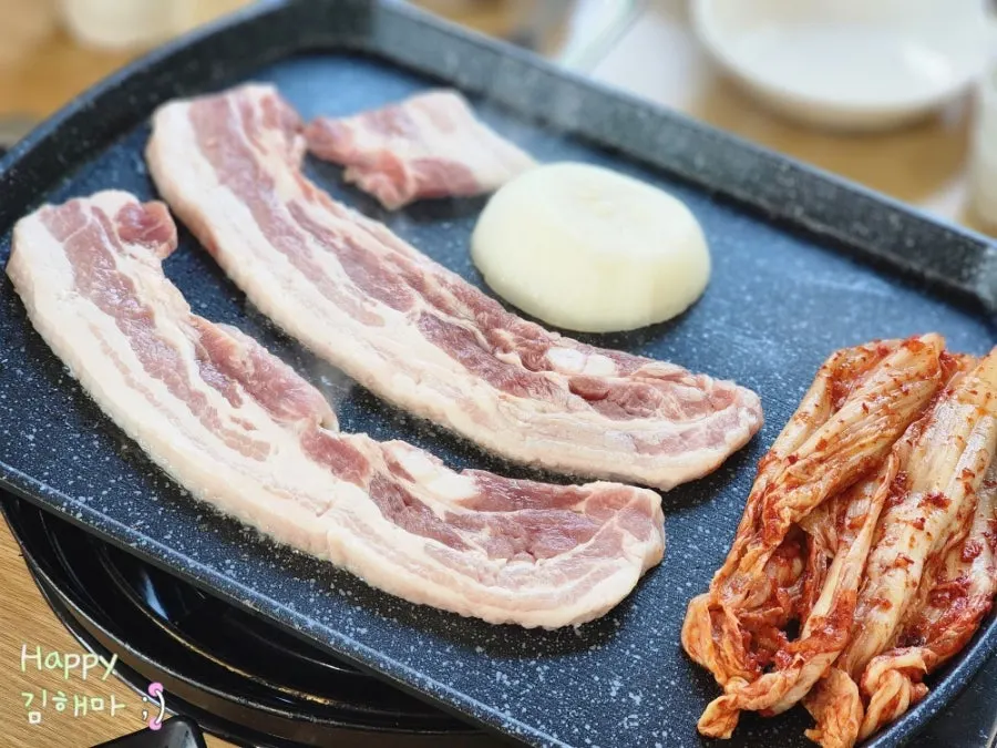 비계와 살코기 비율 좋은 생삼겹살 접시