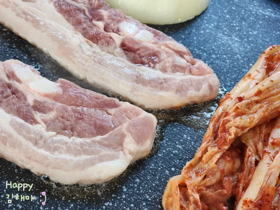 달궈진 불판에서 맑은 기름이 흐르는 삼겹살
