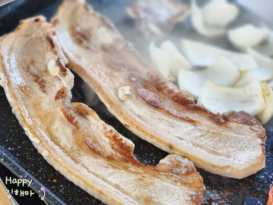 고깃기름이 배어드는 통김치와 구이 불판
