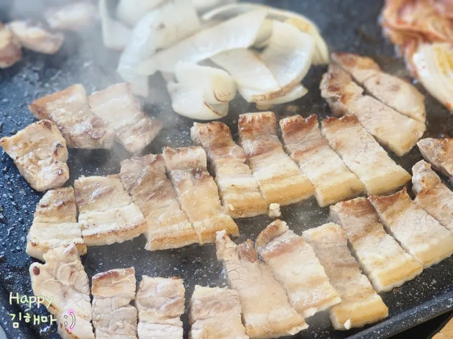 타이밍 맞춰 뒤집은 노릇한 삼겹살